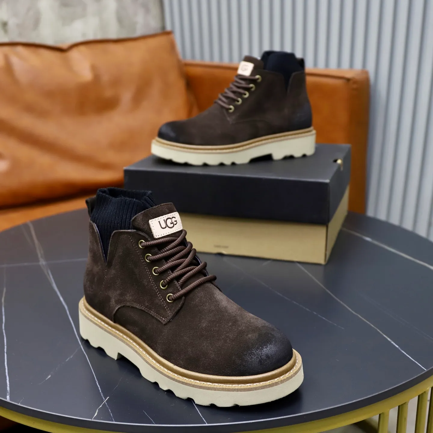 Ex-factory price: 640💰Thick wool imported from Australia Brand: UGG genuine purchase Size: 39-44 Grade: Official website 1:1 Material: First layer of genuine leather waterproof and antifreeze upper Real wool lining Original non-slip soft wear-resistant outsole Style category: Men's casual shoes Trendy style Comfortable on the feet Color: Official website color synchronization
